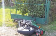 Zderzenie motocyklisty z oplem. W akcji śmigłowiec LPR