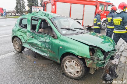 Zderzenie osobówki z ciężarówką w Krośnie