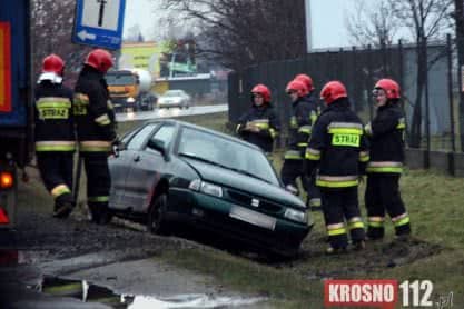 Zderzenie osobówki z tirem na Podkarpackiej w Krośnie