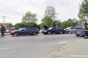 Kolizja trzech samochodów na Niepodległości w Krośnie