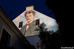 Odsłonięcie muralu poświęconego Janowi Szczepanikowi i instalacji w Krośnie