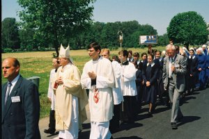 Uroczystość pod krzyżem papieskim w Krośnie