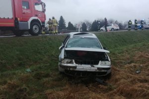 Wypadek na DK19, samochód wjechał do rowu