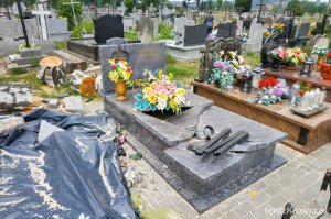 Zniszczone nagrobki na cmentarzu w Jedliczu