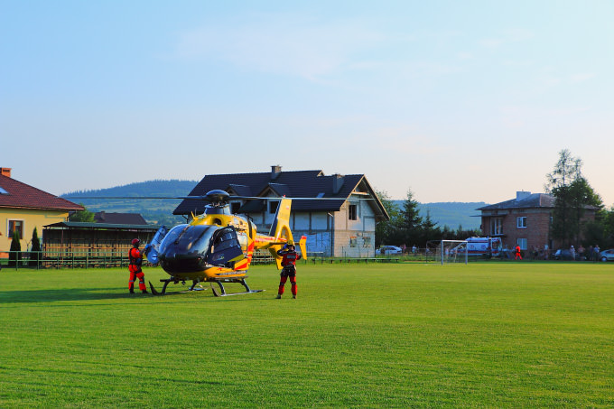 helikopter na boisku w Sieniawie